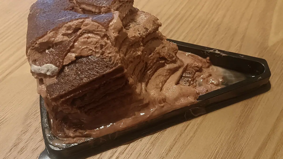 Lynwoods Cafe – cake shop in Moreton-in-Marsh town centre